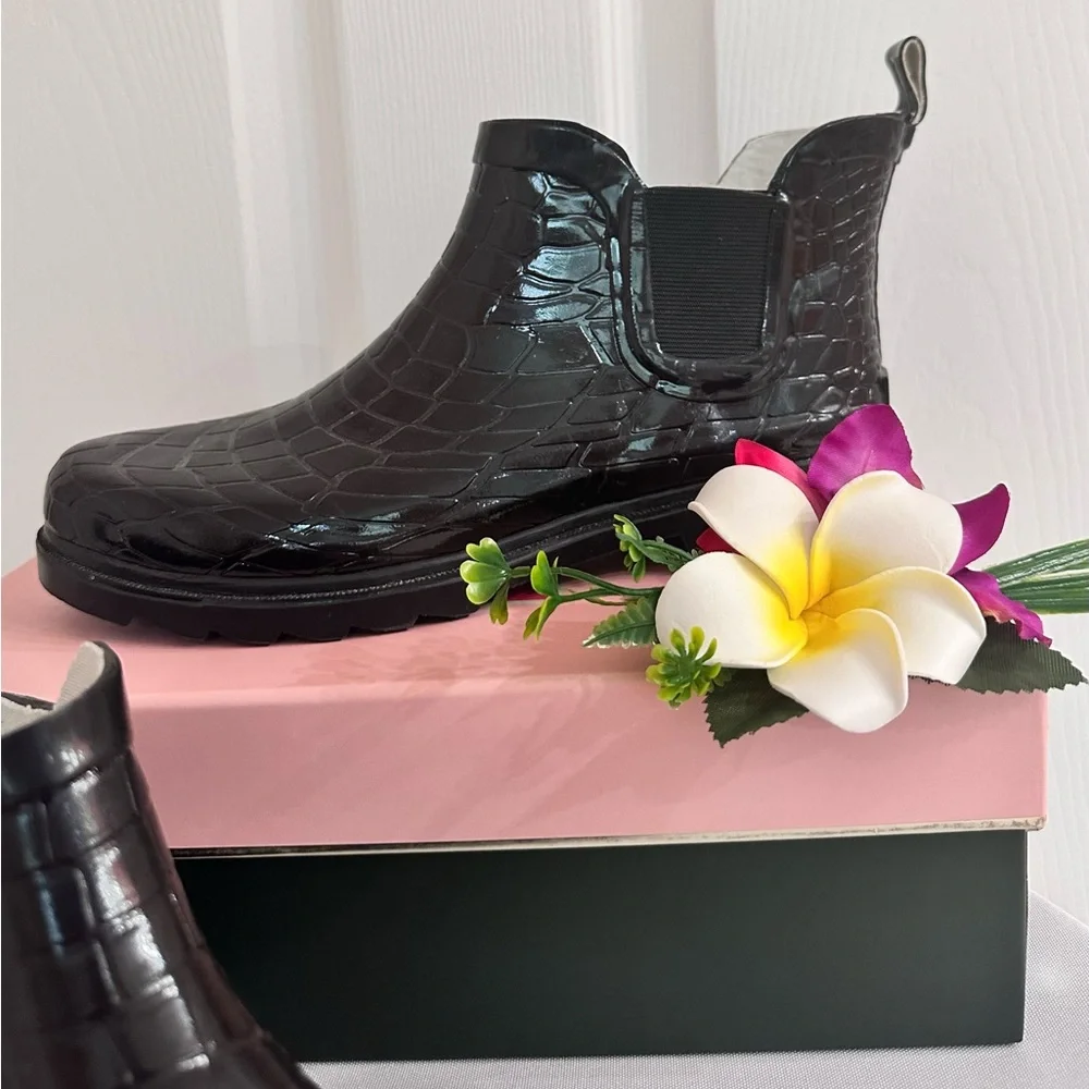 FOREVER YOUNG ~ Women’s black embossed all weather utility rain booties size 8